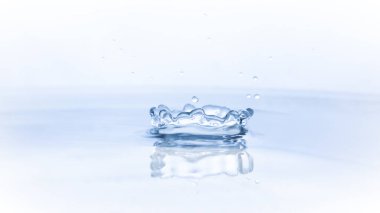 Su arka planında su damlası