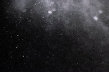 Siyah arkaplanda soyut su sıçramaları