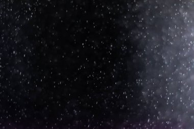 Siyah arkaplanda soyut su sıçramaları