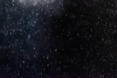 Siyah arkaplanda soyut su sıçramaları