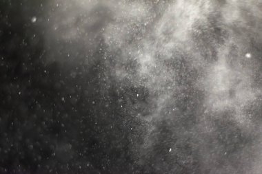 Siyah arkaplanda soyut su sıçramaları