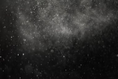 Siyah arkaplanda soyut su sıçramaları