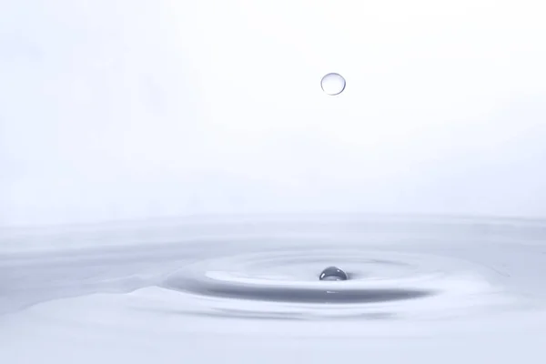 Wassertropfen Auf Wasserhintergrund — Stockfoto