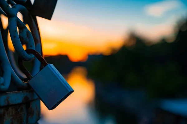 Muhteşem bir gün doğumu. Güneşin Parıltısı ve Vintage Lock 'un Karanlığı.