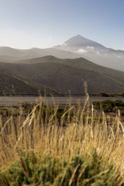 Arkaplanda gelgit olan manzara