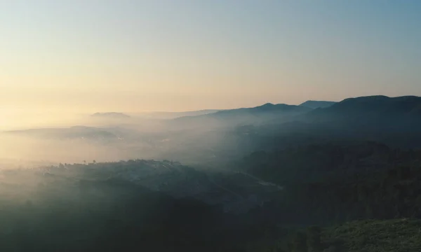 Dağda sisli gün doğumu