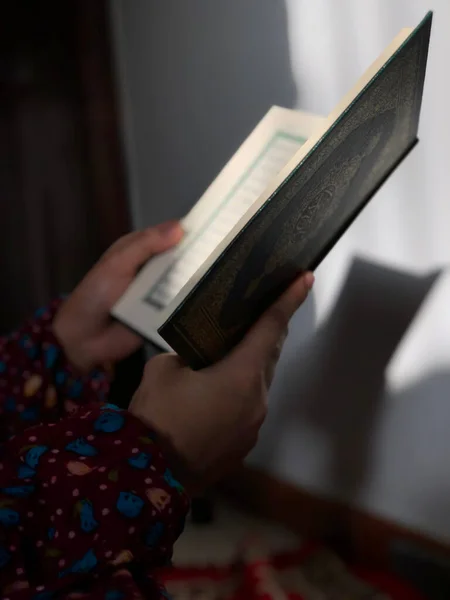 礼拝の務めを守るため クルアーンを読誦する女 — ストックベクタ