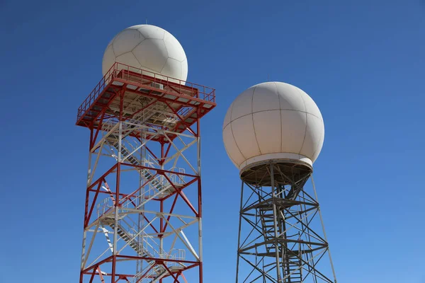 Mavi Gökyüzündeki Meteoroloji Stasyonu Hava Radar Kuleleri — Stok fotoğraf