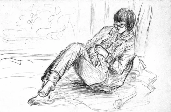 一个穿着衣服的女性形象的草图 戴眼镜的女孩坐在沙发上 双腿交叉 毛线缠结 白纸上的铅笔绘图 — 图库照片