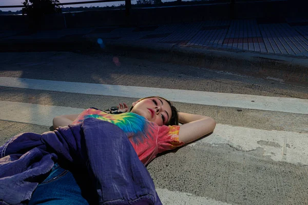 Joven Chica Alternativa Pelo Verde Con Camisa Lgbt Pantalones Cuadros —  Fotos de Stock