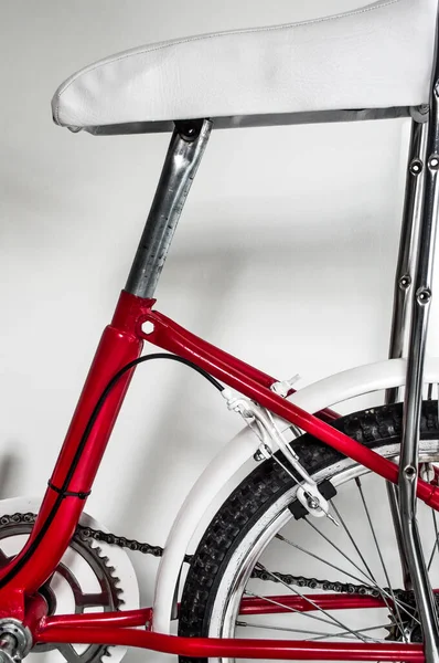 Красный Винтажный Велосипед Профиль Белом Фоне — стоковое фото