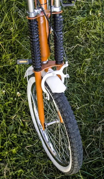 Деталь Винтажного Оранжевого Белого Колеса Велосипеда Траве — стоковое фото