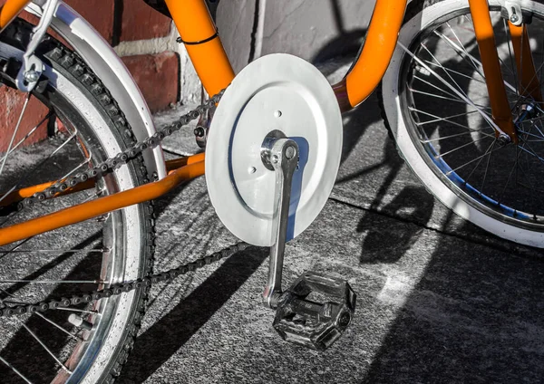 Винтажный Оранжевый Велосипед Улице — стоковое фото