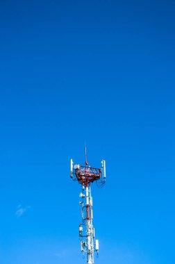 Telekomünikasyon kulesi mavi arkaplan üzerinde