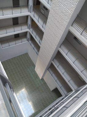 Alt kat manzaralı, açık renkli modern bir ev.