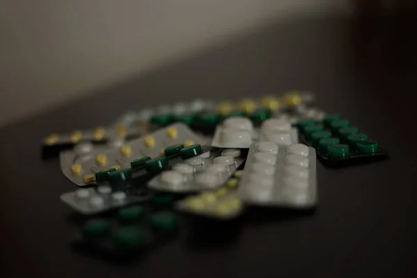 Zelené Žluté Bílé Stříbrné Blistry Pilulek Ležících Stole — Stock fotografie