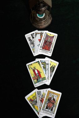 Tarot kartları ve mavi mumlu kazan.