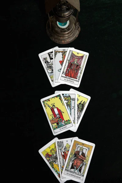 Tarot kartları ve mavi mumlu kazan.