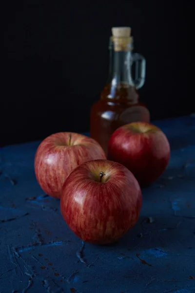 Pommes Une Bouteille Miel Sur Fond Bleu — Photo