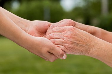 Yaşlılar için ev bakımı elleriName