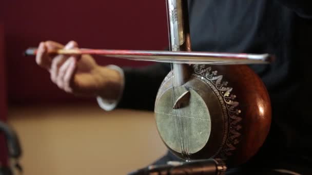 Man Die Klassieke Muziek Speelt Een Kaukasisch Instrument — Stockvideo