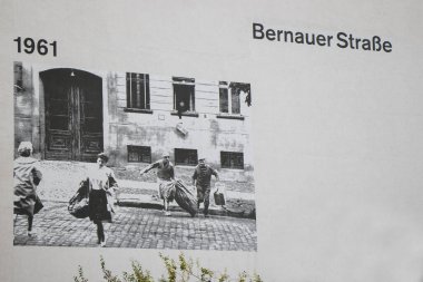 BERLİN, ALMANY - 11 Ekim 2017: Berlin 'deki duvarda fotoğraf kolajı.