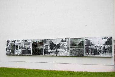 BERLİN, ALMANY - 11 Ekim 2017: Berlin 'deki duvarda fotoğraf kolajı.