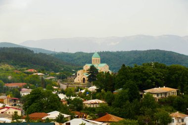 KUTAISI, GEORGIA - Mayıs 07, 2018: Kutaisi 'deki Gergeti Kilisesi, eski binalar ve mimari, eski ünlü kilise ve dağ sıraları.