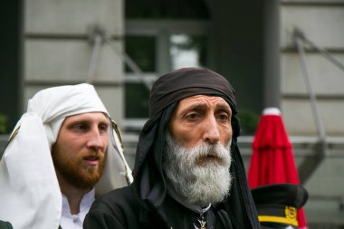 TBILISI, GEORGIA - 26 Mayıs 2018: Gürcistan 'ın Bağımsızlık Günü, ulusal giysiler içinde iki adam. Gürcistan ulusal giysileri.