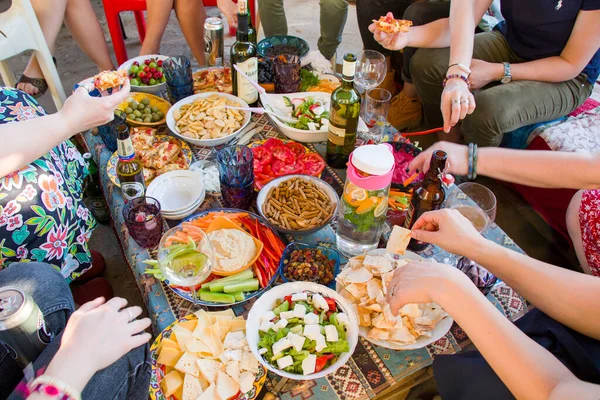 Vista Completa Mesa Manos Gente Proceso Comer Amigos Mesa Comiendo — Foto de Stock