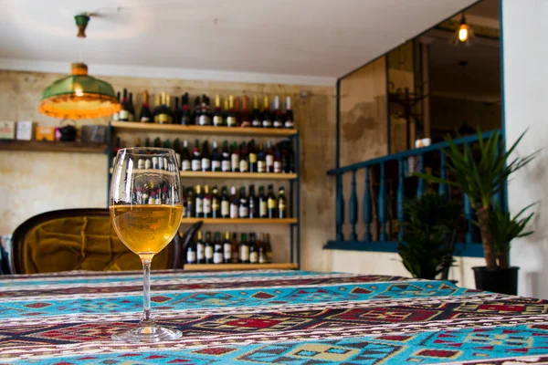 Bodega Completa Con Vino Blanco Sobre Mesa Restaurante Cafetería Bar — Foto de Stock