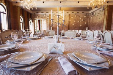 Restorasyon masası servis tabakları, kaşıklar ve bıçaklar, bardaklar ve sandalyeler, iç mekan ve hiç kimse. Tiflis, Gürcistan.