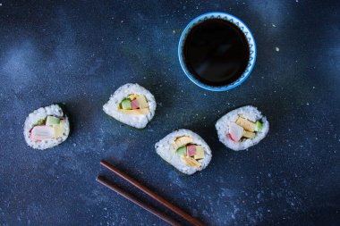 Mavi arka planda kimbap ya da kimbap soya likörü, mavi arka plan, stüdyo çekimi, doğal ışık..