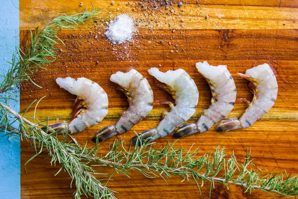 Rohe Garnelen Auf Dem Holzbrett Mit Salz Trockenem Pfeffer Und — Stockfoto