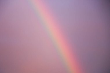 Mor gökyüzünde gökkuşağı, yakın plan, yedi renk
