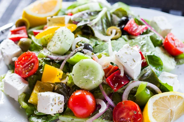 Salada Legumes Prato Tomates Salada Verde Queijo Limão Azeitona Outros — Fotografia de Stock