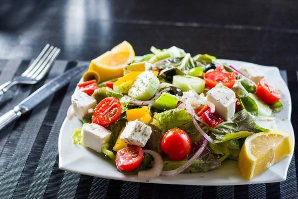 Salada Legumes Prato Tomates Salada Verde Queijo Limão Azeitona Outros — Fotografia de Stock