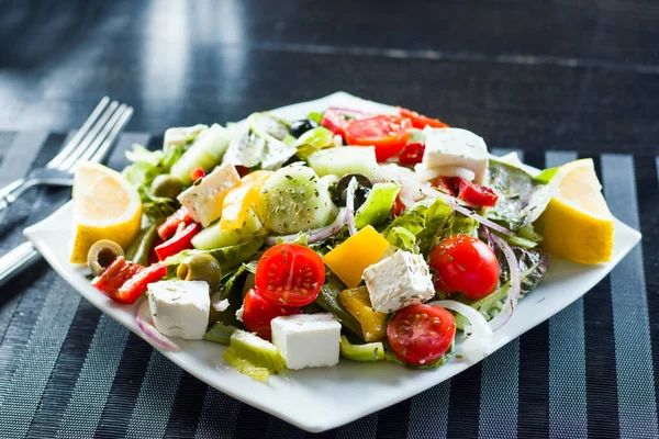 Salada Legumes Prato Tomates Salada Verde Queijo Limão Azeitona Outros — Fotografia de Stock