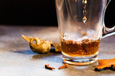 Çay bardağında içki, rom ve tarçınlı sıcak çay..