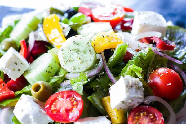 Salada Legumes Prato Tomates Salada Verde Queijo Limão Azeitona Outros — Fotografia de Stock