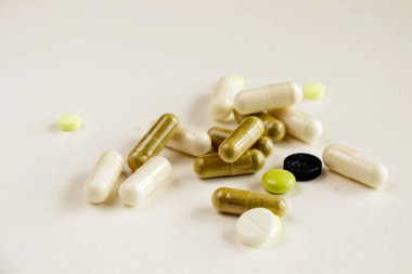 İlaç ve ilaçlar, antibiyotikler ve korona virüsü koruması, virüsler, hastalar ve ilaç kapsülleri, kapalı alan, stüdyo aşıları