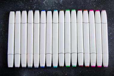 Sabit şeyler, siyah arka planda çizim yapanlar, stüdyo çekimi. Tüm renkler ve karışık renkli kalemler. Yakın çekim ve makro fotoğraf.