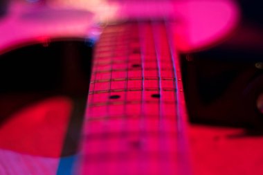 Gitar enstrümanı yakın çekim ve makro, yol gösteren kırmızı ışık ve nesne.