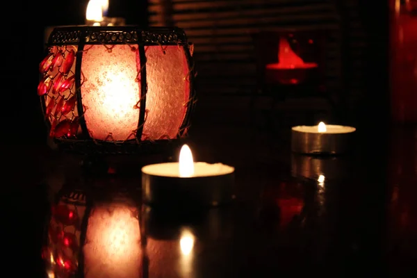 Κόκκινο Κερί Φώτα Στο Σκοτεινό Φόντο Ρομαντικό Τοπίο — Φωτογραφία Αρχείου