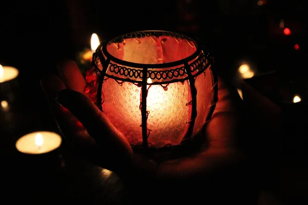 Luces Vela Roja Fondo Oscuro Sosteniendo Mano Paisaje Romántico —  Fotos de Stock