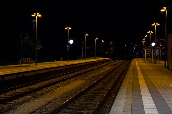 Geceleri Avrupa Daki Tren Istasyonu — Stok fotoğraf