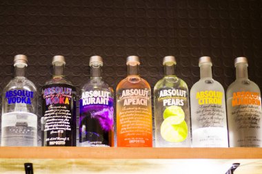 TBILISI, GEORGIA - Bar rafında Absolut votka şişesi. Renkli şişeler, limon, vanilya, klasik ve diğer votka aroması.