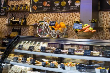TBILISI, GEORGIA - Mart 03, 2019: Tatlılar, tatlı yiyecekler, meyveler ve zarafet metinleri..