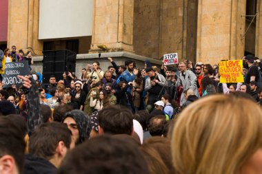 Gürcistan 'da hükümet karşıtı protestolar olarak da bilinen Gürcistan Parlamentosu önünde düzenlenen protestolar. Birlikte dans ederiz, birlikte savaşırız. Gösterim.