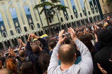 Gürcistan 'da hükümet karşıtı protestolar olarak da bilinen Gürcistan Parlamentosu önünde düzenlenen protestolar. Birlikte dans ederiz, birlikte savaşırız. Gösterim.